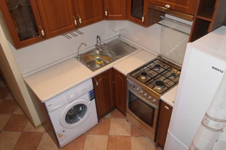 Угловая кухня со стиральной машиной и холодильником
