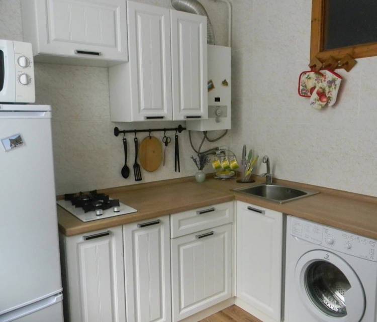 Угловая кухня со стиральной машиной и холодильником