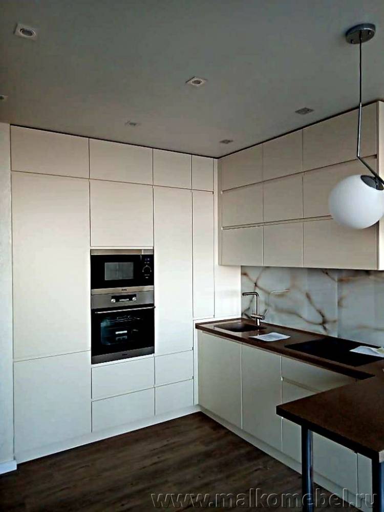 Кухня под потолок с белыми фасадами минимализм