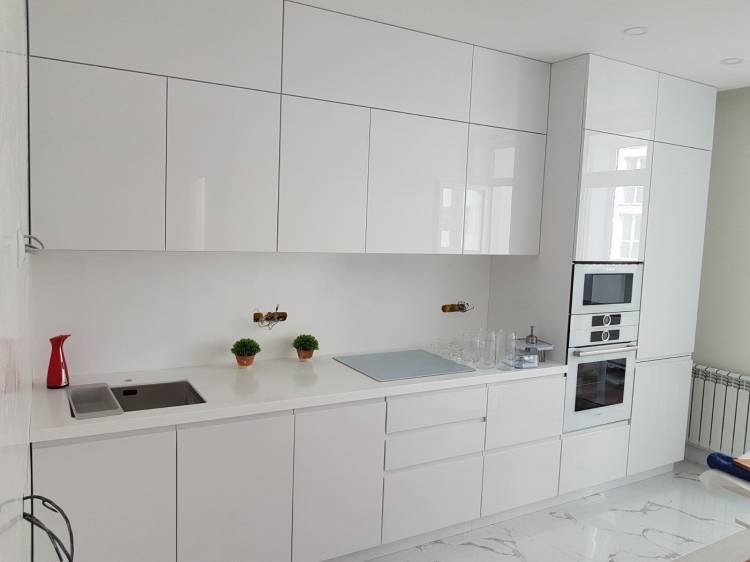 Белая кухня в современном стиле без руч