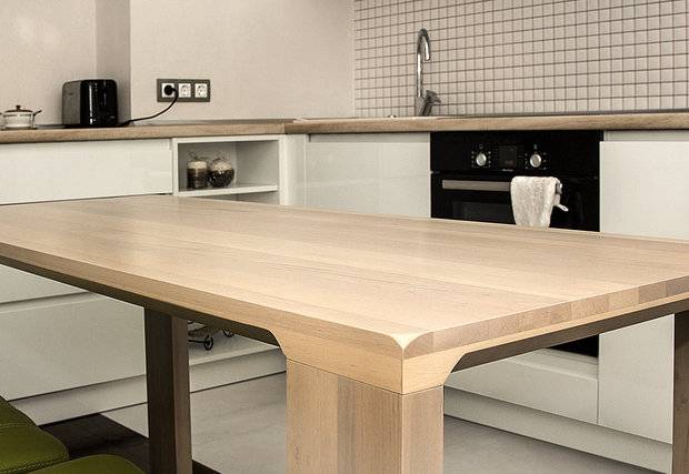 Белая кухня без ручек в скандинавском стиле