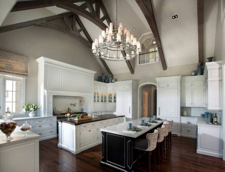 Дизайн кухни с высокими потолками
