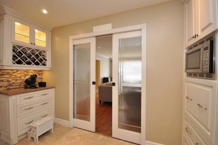 Дверь на кухню со стеклом, складная конструкция, фото-примеры, нужно ли согласовани