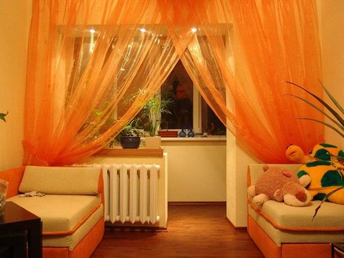 Оранжевые шторы в интерьере кухни