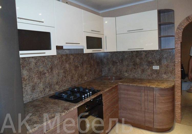 Угловая белая кухня с деревом на заказ в интерьере, белую кухню от производителя в Москв