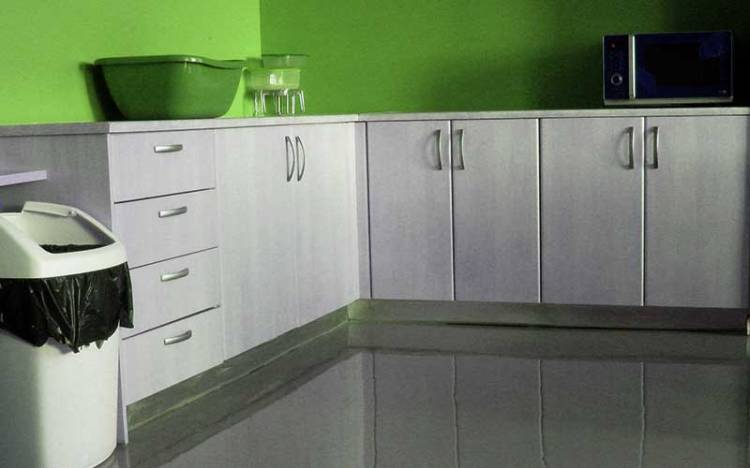 Полимерный наливной пол на кухне в квартире плюсы и минусы цены от производителя
