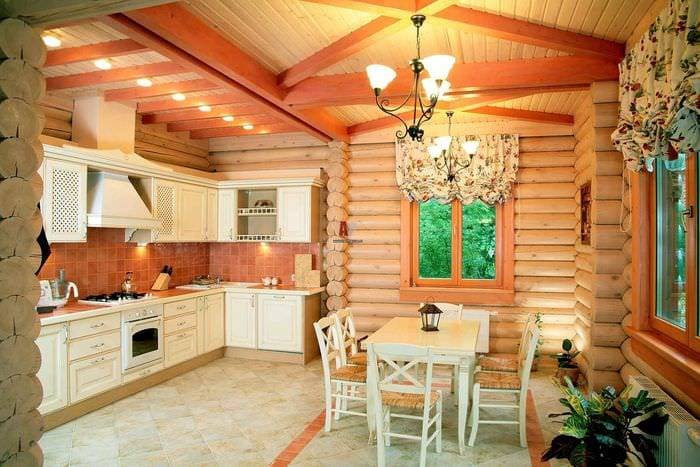 Дизайн кухни в деревянном дом