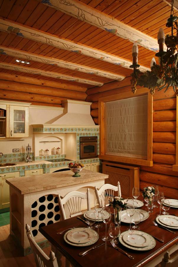 Кухня-гостиная и кухня-столовая в деревянном дом