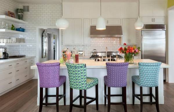 Яркие цветные стулья в интерьере кухни