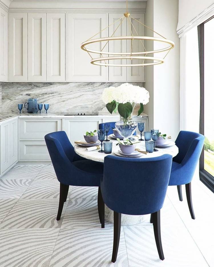Синие стулья для кухни в интерьер