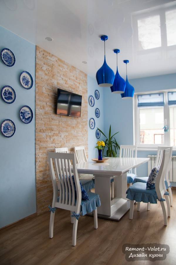 Белая с синим кухня