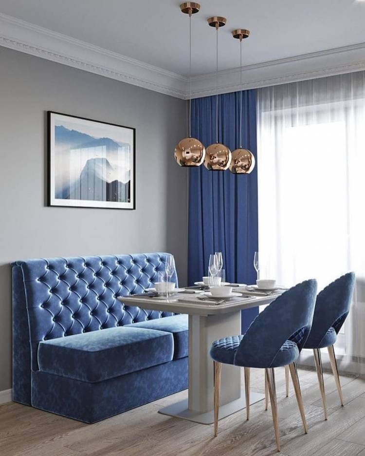 Дизайн кухни гостиной с синими стульями