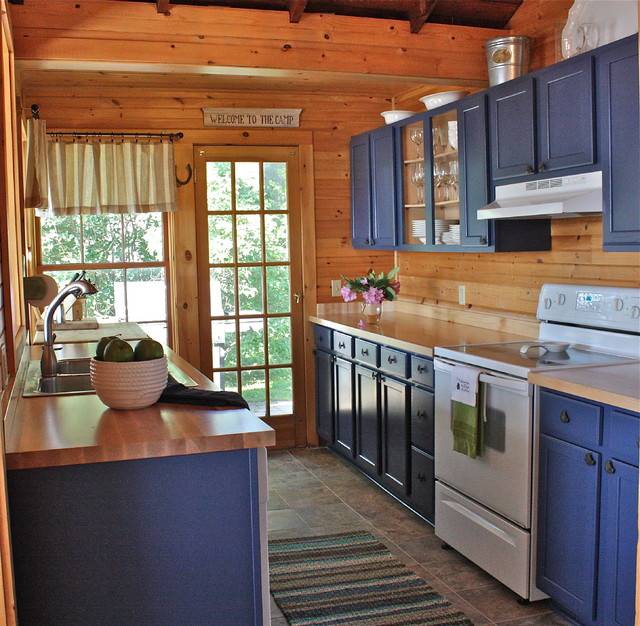 Синий цвет в интерьере кухни в деревянном дом
