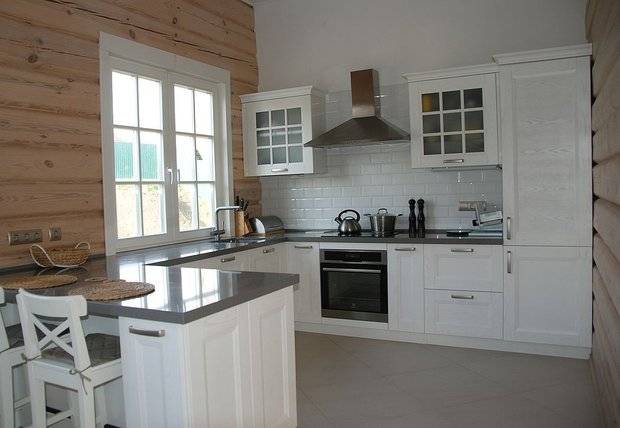 Белая кухня в скандинавском стиле в деревянном дом