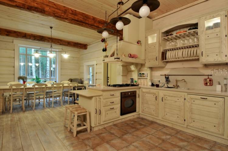 Особенности дизайна кухни в деревянном дом