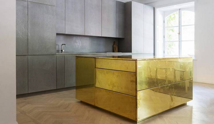 Дизайн кухни в золотом цвет