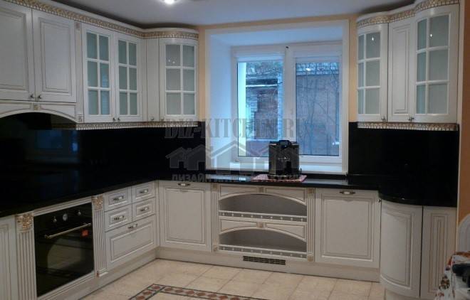 Белая классическая кухня с черной каменной столешницей