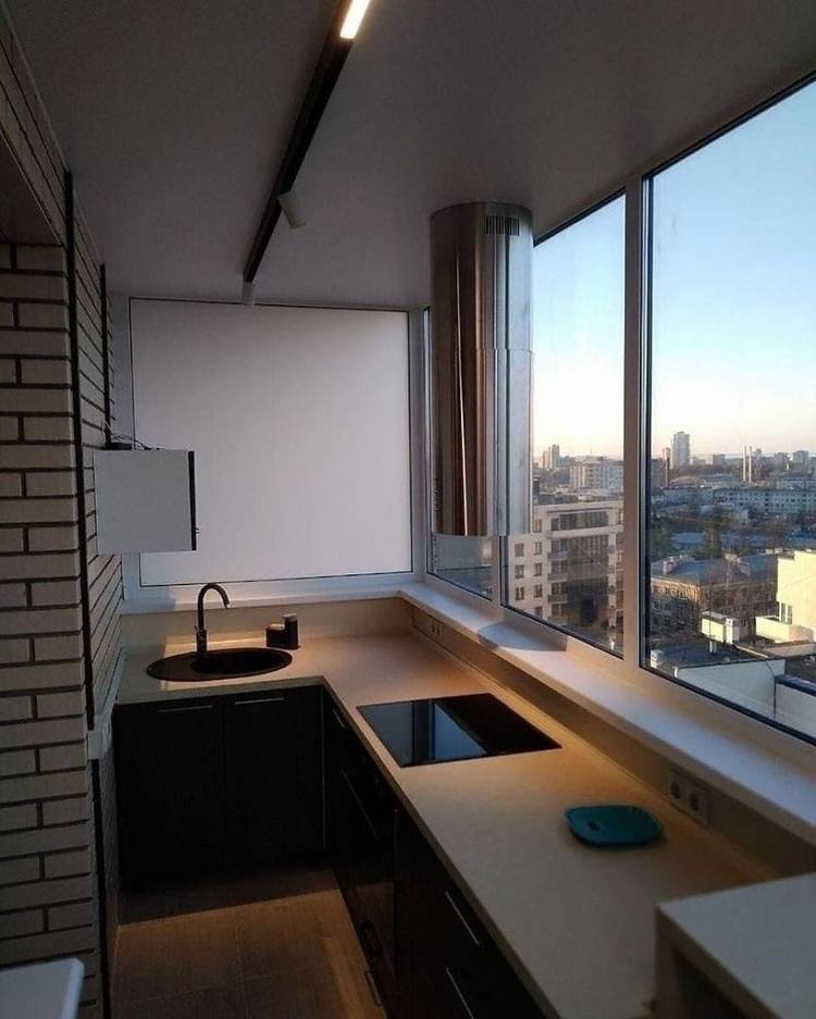 Кухня на балконе с панорамными окнами