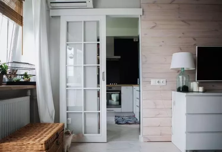 Раздвижные двери между кухней и гостиной для разделения и красоты
