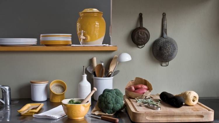 Керамическая посуда в интерьерах кухонь