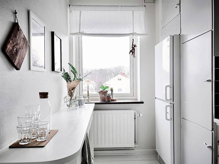 Дизайн и интерьер маленькой кухни с холодильником