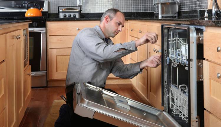 Как встроить посудомоечную машину в готовую кухню самостоятель