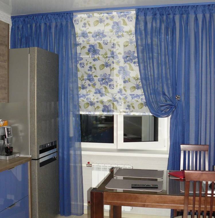 Синие шторы в интерьере кухни, гостиной, спальни