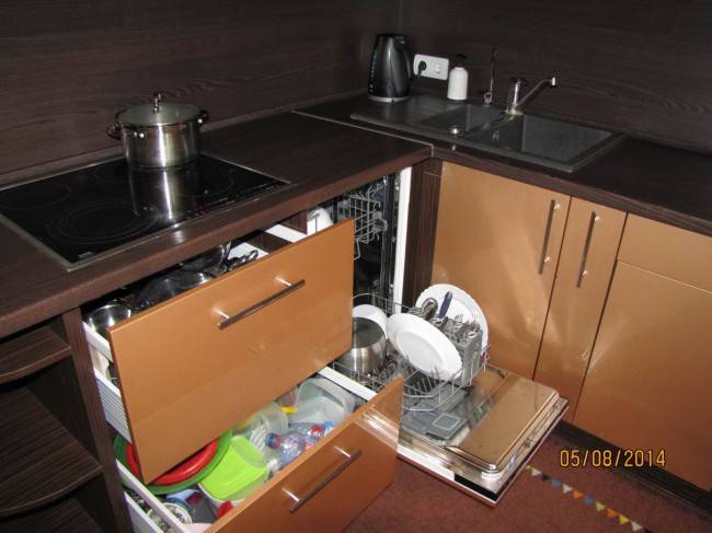 Установка посудомоечной машины на кухне под столешницу