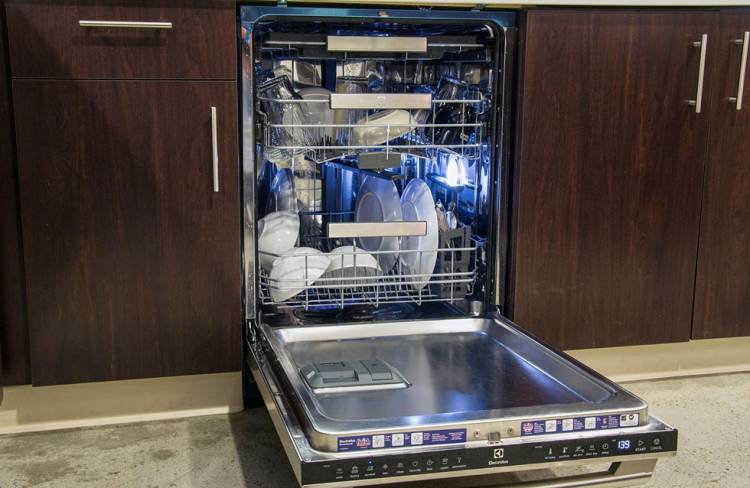 Как встроить посудомоечную машину в готовую кухню самостоятель