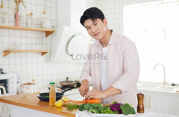 Молодой человек приготовление на кухне изображение_Фото номер