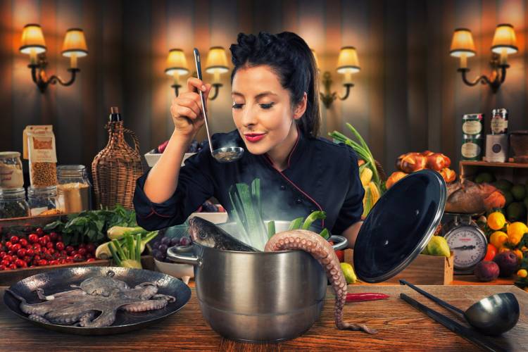 Женщина готовит морепродукты на кух