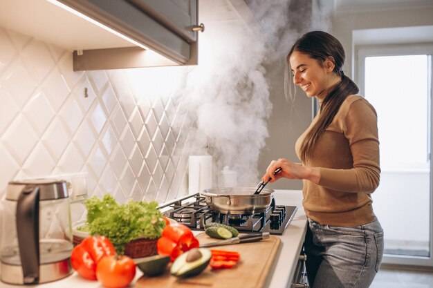 Женщина готовит на кух