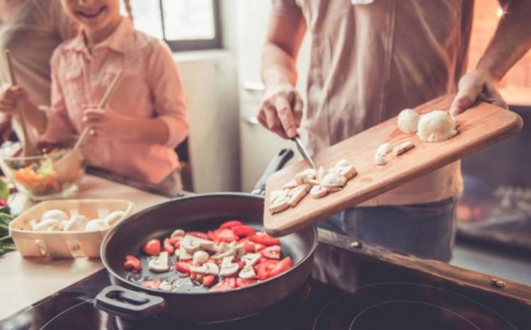 Совместное приготовление еды помогает лучше понять друг друг
