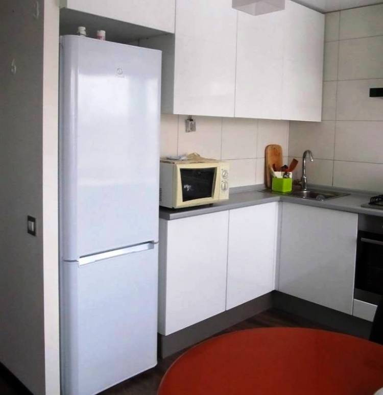 Дизайн угловых кухонь и их схемы с холодильником