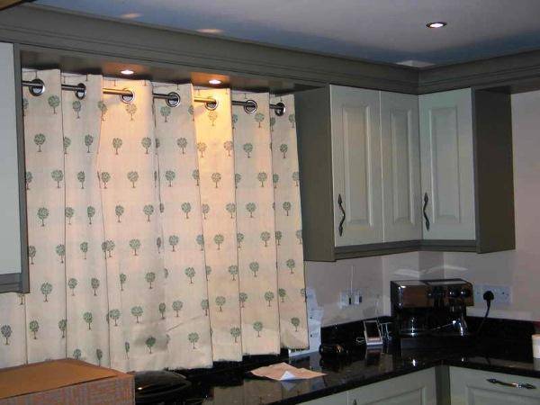 Короткие шторы на кухню в современном стиле
