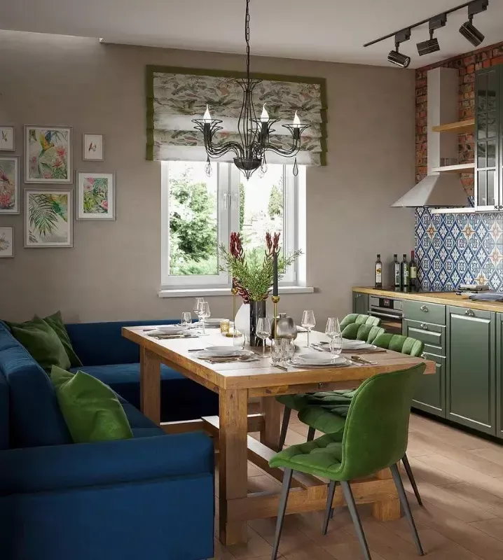 Кухня-гостиная с синим диваном