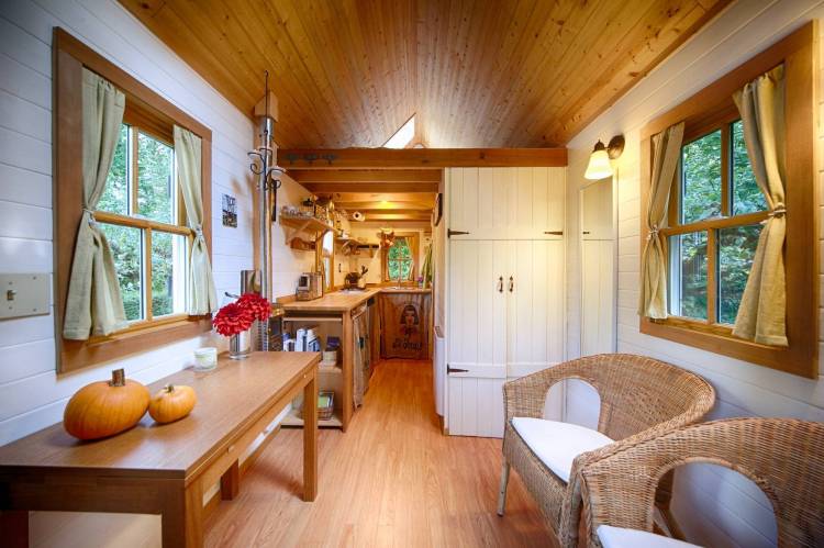 Маленький дачный домик внутри с кухней
