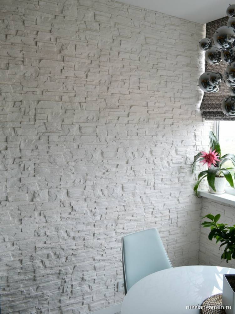 Декоративный камень Архангельский грот белый фото в отделке стен кухни