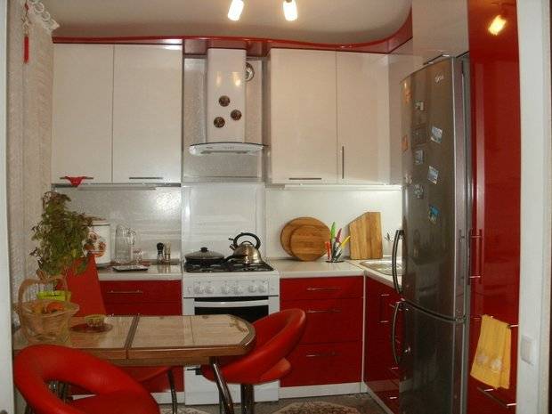 Красно-белая кухня с фасадами из пласти