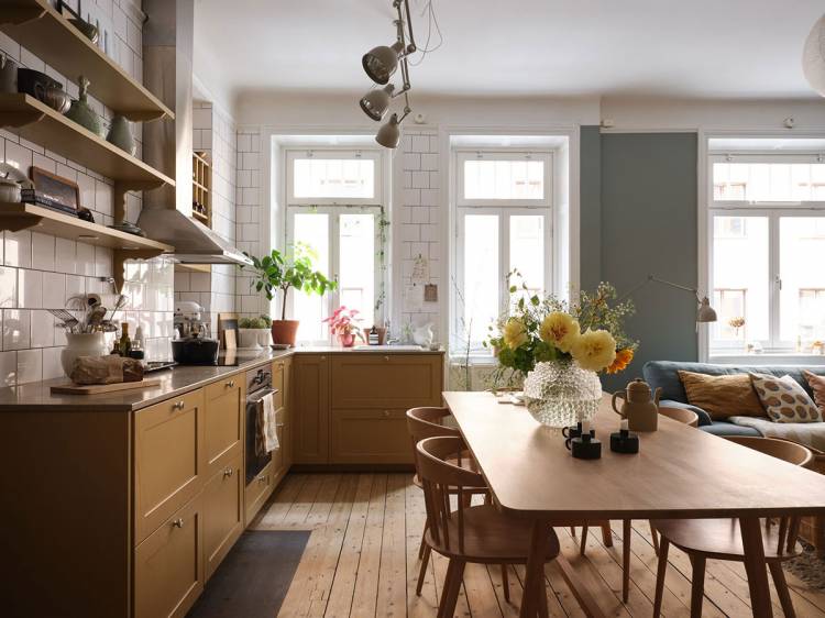 Уютная желтая кухня и другие цветовые акценты в дизайне скандинавской квартиры