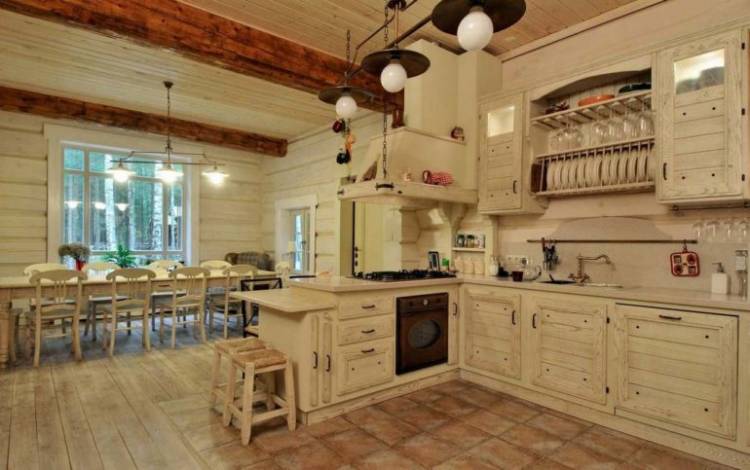 Дизайн интерьера кухни в деревянном дом