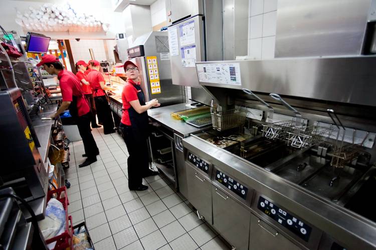 Макдоналдс» открыл в России «тёмную кухню»
