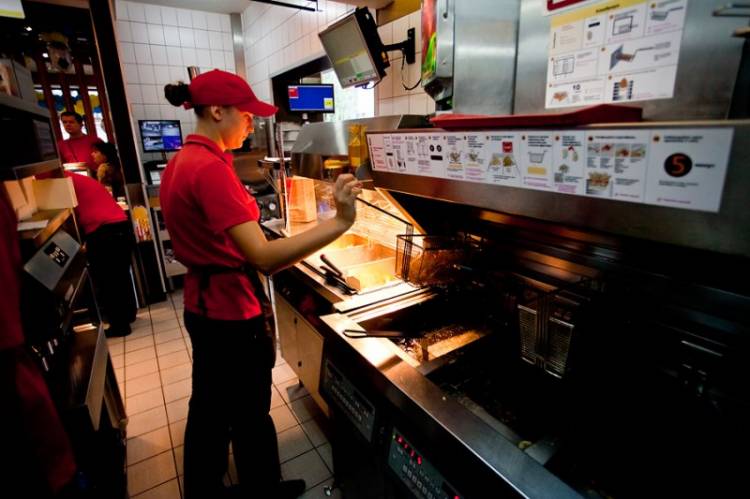 Макдональдс» транслирует работу сотрудников на кухне в онлайн-режим