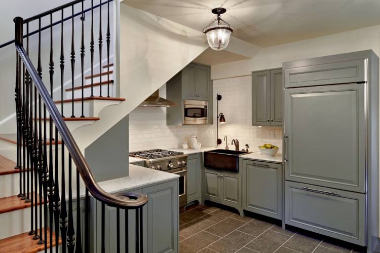 Оформление кухонной зоны с лестницей в частном дом
