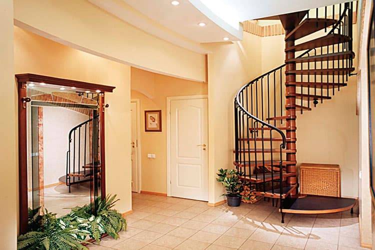 Какую лестницу для частного дома выбрать