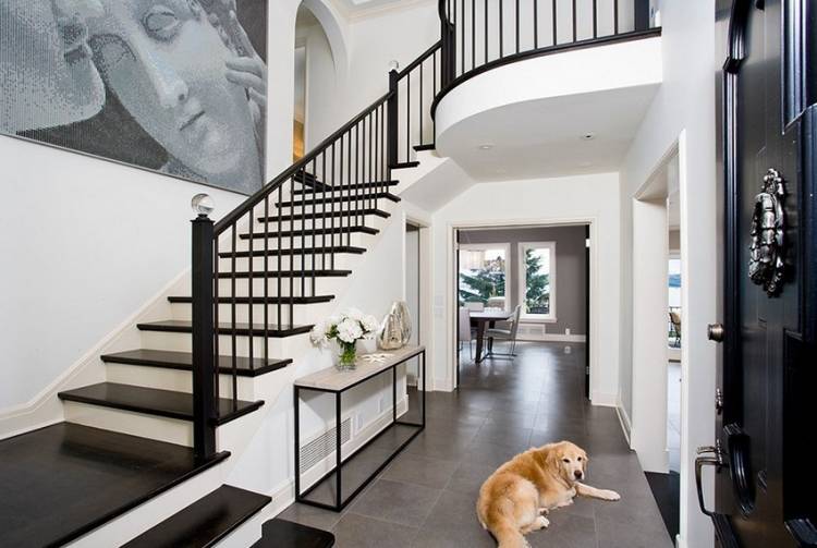 Дизайн прихожей с лестницей в частном дом