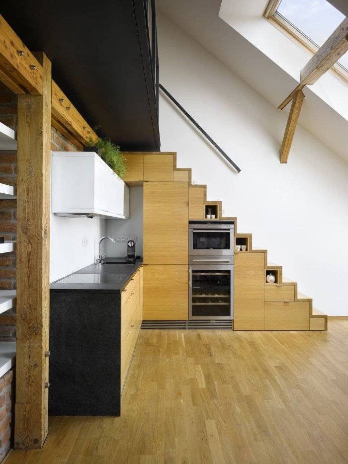 Лестница над кухней