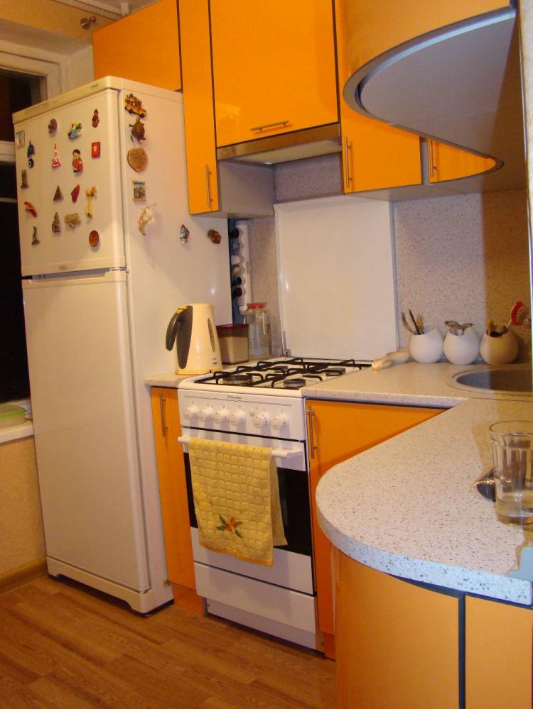 Кухня в хрущевке с холодильником