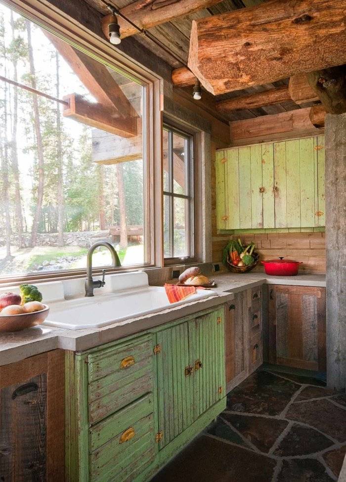 Кухня в маленьком дачном домик