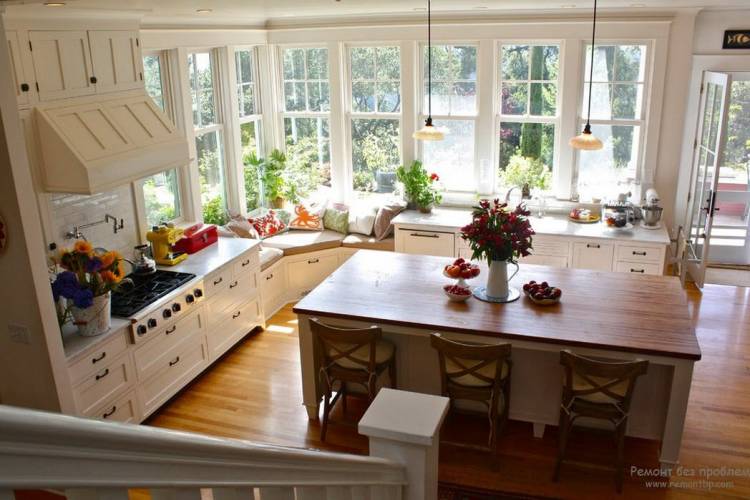 Стильный интерьер кухни с окном